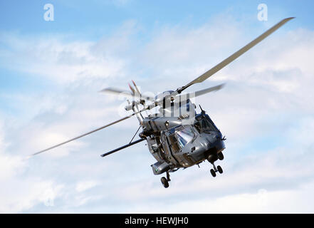 Le NH90 est un hélicoptère utilitaire moyen avancé, capable d'entreprendre une grande variété de rôles. Il intègre les nouvelles technologies et développement durable et constitue une amélioration substantielle sur les Iroquois qui fournira les forces de défense avec un style contemporain, très capable et déployables hélicoptère. Le NH90 seront utilisés pour les opérations militaires et civiles. La RNZAF prendra ont huit hélicoptères NH90 dans sa flotte. Quatre ont déjà été livrés, deux autres hélicoptères devraient être livrées fin 2013 et les deux derniers au début de 2014. Le NH90 peut transporter jusqu'à 12 soldie entièrement équipée Banque D'Images