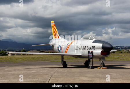 Le F-86D premier vol le 22 décembre 1949. Il a été conçu comme un intercepteur tous temps de la formidable version F-86A. Le F-86D a été utilisée dans les années 1950 pour se protéger contre les attaques aériennes de l'ennemi, à la fois aux États-Unis et outre-mer. Plus de 2500 de la F86- D modèles ont été produits. Le F-86D est bien connu pour les premiers. Il a été le premier avion de l'US Air Force d'avoir toutes les fusées de l'armement. Il a également été le premier intercepteur tous temps avec un seul homme à l'équipage de l'avion et pilote pour l'exploitation du système de contrôle de tir radar. Le F-86D'établir de nouveaux records du monde de vitesse de 698 mph en novembre 1952 et 715 Banque D'Images