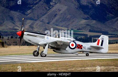 La Mustang était un American long-range, chasseur monoplace chasseur-bombardier et utilisé pendant la Seconde Guerre mondiale, la guerre de Corée et d'autres conflits. Construit par North American Aviation en 1940, il a été d'abord de vols opérationnels par la RAF en tant que tactique, d'avions de reconnaissance et de bombardement. Il a été alimenté par le Packard V-1650-7, une licence de la version de série 60 Rolls-Royce Merlin deux étapes moteur suralimenté à deux vitesses, et armé de six mitrailleuses de calibre 12,7 mm (M2) Les mitrailleuses Browning. Le P-51 était également en service dans les forces aériennes alliées dans l'Afrique du Nord, la Méditerranée et théâtres d'Italie, et Banque D'Images