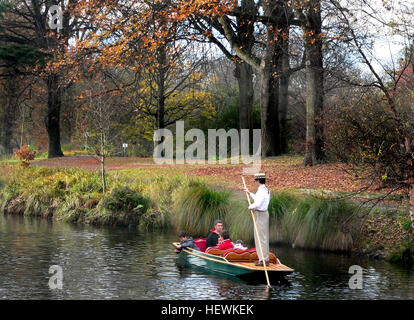 Promenades en barque sur l'Avon est l'un des célèbres attractions touristiques de Christchurch. Barque comme à Oxford et Cambridge en Angleterre, notre expérience en barque utilise des bateaux à fond plat sans quille, poussé par un poteau. Le parieur se dresse sur une plate-forme à l'extrémité. Les passagers sont assis bas vers le bas, bien que les sièges peuvent être installés pour votre confort et commodité. Banque D'Images