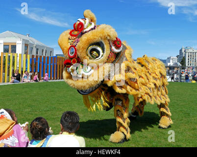 La danse du lion chinois est un symbole culturel, représentant à la fois la force et la bienveillance dans la société chinoise. Malgré l'absence de lions en Chine, le lion est devenu une figure emblématique de l'art et du folklore chinois, mêlant des éléments du bouddhisme, de la mythologie et du symbolisme chinois traditionnel dans ses spectacles de danse vibrants. Banque D'Images