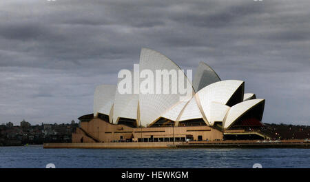 Cette photographie capture l'Opéra de Sydney d'un point de vue unique à l'aide d'un appareil photo pont Lumix FZ200. La structure architecturale emblématique est présentée avec ses voiles distinctes, offrant une vue magnifique sur l'un des monuments les plus célèbres d'Australie. Banque D'Images