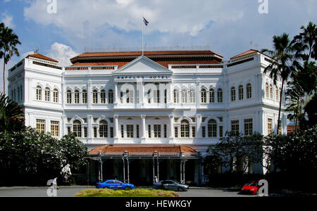 Raffles Hotel est un hôtel de style colonial à Singapour. Il a été créé par deux frères Arméniens de Perse-Martin et Tigran Sarkies-en 1887. Quelques années plus tard ils ont été rejoints par des jeunes frères Aviet et Arshak kinsman et Martyrose Arathoon. Avec leur cuisine innovante et de vastes travaux de modernisation, l'entreprise construit l'hôtel à Singapour de l'icône la plus connue. Il a été nommé d'après Stamford Raffles, fondateur de Singapour moderne, dont la statue avait été dévoilé en 1887. L'hôtel est actuellement géré par Fairmont Raffles Hotels International et abrite une cour-jardin tropical, musée, et V Banque D'Images