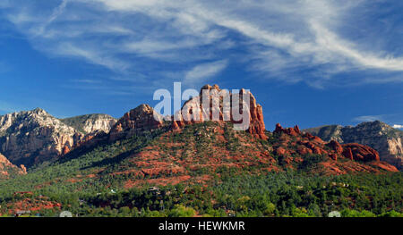 Les célèbres Roches Rouges de Sedona sont un des plus beaux sites naturels aux États-Unis. Une partie de l'érosion de la Mogollon Rim de l'immense plateau du Colorado. Les parois du canyon Sedona afficher neuf couches de pierres de différentes époques géologiques s'étendant sur des centaines de millions d'années. Il y a 6 couches de grès, deux fines couches de calcaire et au sommet de l'ensemble de ces roches ignées, une couche de basalte en pierre. Les différentes couches de grès et de calcaire ont été formées par les dunes de sable par le vent ou la boue déposée par les mers intérieures. Les couleurs rouges de certaines des couches de grès sont le résultat de l'oxyde de fer tache Banque D'Images