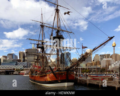 L'Australian-construite réplique de James Cook, HMB Endeavour est l'une des plus exactes répliques maritime des navires. Quand vous venez à bord vous pouvez vous demander si James Cook et son équipage ont juste fait à terre quelque part sur leur voyage. La table est mise, les vêtements sont accrochés et le chat est endormis. À bord du magnifique navire, vous avez un aperçu de la vie de marin au cours de l'une des grandes aventures de l'histoire maritime, le Capitaine Cook's epic 1768-71 world voyage. Regardez et vous verrez près de 30 kilomètres de gréement et 750 blocs de bois ou de poulies ! Les mâts et les espars transporter 28 voiles qui répandent Banque D'Images