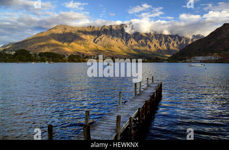 De montagnes en Nouvelle-Zélande Les Remarkables sont une chaîne de montagnes et skifield dans Otago dans l'île du sud de Nouvelle-Zélande. Situé sur la côte sud-ouest du lac Wakatipu, l'éventail est à la hauteur de son nom par une forte hausse pour créer une impressionnante toile de fond de l'eau. Banque D'Images