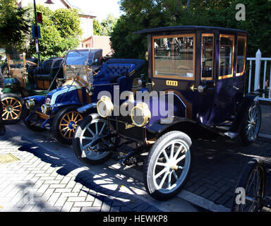 Cette photographie capture l'essence des expositions de voitures anciennes, mettant en vedette des voitures classiques, des défilés et des salons de l'auto. Il présente les premiers véhicules de transport, comme le Hupmobile, et l'enthousiasme entourant les clubs de voitures anciennes. Banque D'Images