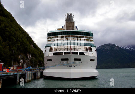 Mme Rhapsody of the Seas est un navire de croisière de classe Vision exploité par Royal Caribbean International. Vous trouverez également à bord d'un spa à service complet, 2 piscines, 6 bars, et un café Starbucks qui contient également un Ben and Jerry's glacier. Banque D'Images