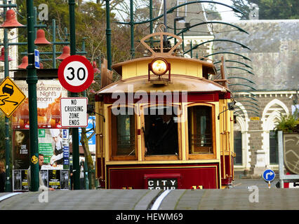 Celui qui a inventé la première roue probablement eu à inventer une surface plate pour qu'il s'exécute sur. S'il y a une crête vers le haut ou vers le bas une rainure pour guider les roues, vous avez un tramway ou chemin de fer. Les tramways transportent des marchandises légères et n'avez pas besoin d'une locomotive. Les trains de chemin de fer sont généralement beaucoup plus lourds. Christchurch a eu des trams depuis 1880. Comme omnibus, l'original du formulaire de transport public, les premiers tramways tirés par des chevaux étaient. Ils ont rapidement fait place à un peu plus prévisible et plus propre des tramways à vapeur. Banque D'Images