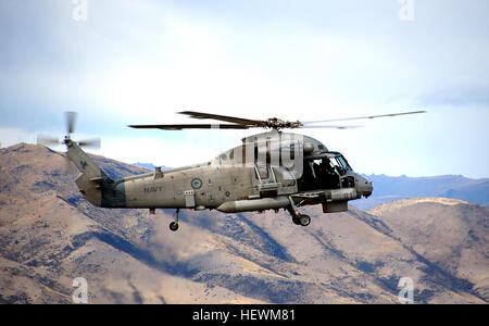 Hélicoptère Naval Forces (NHF) est fourni par l'escadron no 6 RNZAF. L'Escadron est équipé d'une flotte de cinq hélicoptères Seasprite exploité par la RNZN et maintenu par la RNZAF. La Royal New Zealand Navy (RNZN) a remplacé ses guêpes Westland avec quatre[20] interim SH-2F Seasprites (ex-US Navy), exploité et maintenu par un mélange de la Marine et de la Force aérienne connue sous le n° 3 Squadron RNZAF Vol Soutien naval, d'opérer avec frégates de classe ANZAC jusqu'à ce que la flotte de cinq nouveaux SH-2G Super Seasprites ont été livrés. La Marine a été transférée à l'élément air n° 6 à l'Escadron RNZAF Base RNZAF Auc Banque D'Images