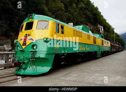 N 1954, deux locomotives diesel de la classe "90, construit par General Electric à Erie, Pennsylvanie est entré en service sur la White Pass. Nu mbered 90, 91 unités de la pelle de l'emblématique recommandés nose design qui pourrait résister aux rigueurs des chemins de montagne ainsi que les conditions météorologiques extrêmes la proie le nord. Les centrales électriques ont été les moteurs de l'ALCO 251 930 producteurs qui traduit la puissance de 51 000 livres de l'effort de traction. Bien que seulement deux je n nombre, ces diesels a scellé le destin de la vapeur sur la White Pass. Plus de trois unités de la classe 90 devrait arriver en 1956, suivie par deux autres ordres de th Banque D'Images