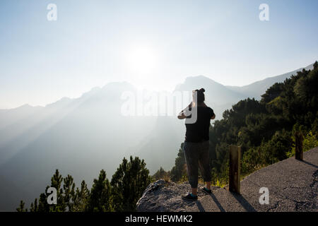 Vue arrière du woman looking at view de montagnes, Passo Maniva, Italie Banque D'Images