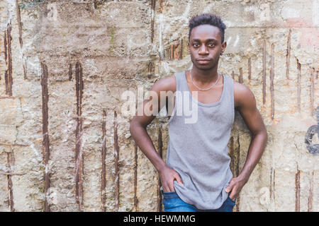 Portrait of man with hands in pockets looking at camera Banque D'Images