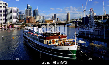 SS South Steyne est un traversier à vapeur. Depuis 36 ans, elle a opéré sur la Manly fonctionner sur le port de Sydney et est maintenant un restaurant flottant amarré à Darling Harbour. SS South Steyne a été construit par Henry Robb à Leith, en Écosse pour le Port Jackson &AMP ; Manly Steamship Company. Lancé le 1er avril 1938, elle a déclenché le 7 juillet, à la vapeur 22 000 kilomètres à l'Australie, où elle est arrivée le 19 septembre. Le capitaine du navire pour le voyage était commandant de Rowling. Elle a été retiré du service comme un traversier de banlieue en 1974. Le 25 août 1974, une semaine après la dernière course, un incendie éclate dans le ventilateur Banque D'Images