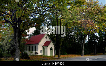 L'église anglicane Saint Paul's a été construit en 1871 et est le plus ancien bâtiment de l'église de toute valeur à être construit dans la ville minière historique de Arrowtown. La petite église en bois dans un style néo-gothique simplifié est répertorié comme un bâtiment de catégorie I sur le registre du patrimoine néo-zélandais. Un rôle actif de la communauté anglicane à Arrowtown existait au moins dès 1863 avec les laïcs et pasteurs invités lecteurs effectuant les services. En 1869, une paroisse locale a été formé et un vicaire a été nommé pour servir et Queenstown Arrowtown. En 1871, cette église a été construite avec le pasteur voyageant à Arrowtown à partir de Banque D'Images