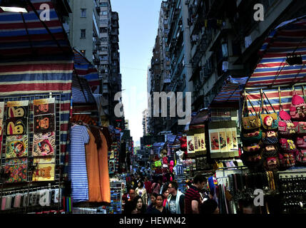 Les Dames (nuit) marché est la couronne de la rue Mongkok, scène de marché mieux vu en début de soirée avant que le trafic touristique est alourdi ou à la nuit lorsque le marché est en plein essor. Ici il semble qu'il y toujours quelque chose de nouveau, intéressant, pratique ou simplement le plaisir d'acheter. Le marché des dames est un bon endroit pour passer de 60 à 90 minutes, peut-être plus longtemps si vous vous amusez. La plupart des étals vendent les mêmes articles alors n'ayez pas peur de magasiner un peu. Les prix peuvent rapidement tomber 33-75 % quand ils savent que vous n'êtes pas rapide à acheter. Vous pouvez viser 50 % prix demandé si vous êtes un professionnel chevronné, haggler otherwis Banque D'Images