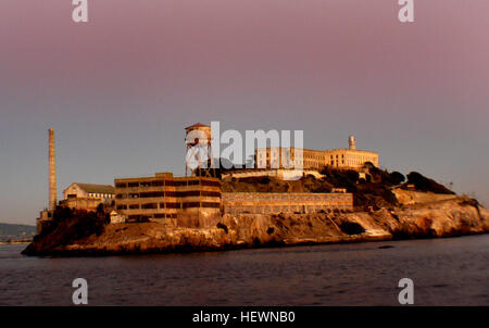 L'île d'Alcatraz, souvent appelée « The Rock », est située dans la baie de San Francisco. Il a servi à diverses fins, notamment une prison militaire de 1868 et une prison fédérale de 1933 à 1963. En 1969, il est devenu le site d'une occupation amérindienne, qui a duré 19 mois et a marqué un moment clé dans l'activisme autochtone. Banque D'Images