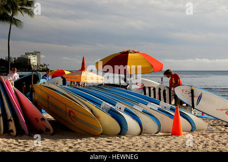 Donc, il y a beaucoup d'options sur les vacances de surf sur la plage de Waikiki. Beaucoup de taches sur la plage en fait, alors pourquoi voulez-vous aller ailleurs. Banque D'Images