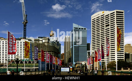 Darling Harbour est une zone importante du front de mer située à l'extrémité ouest du quartier central des affaires de Sydney. C'est une destination populaire pour les touristes et les habitants, avec des espaces de loisirs, des restaurants, des divertissements et des lieux culturels comme l'Aquarium de Sydney et le Musée maritime national. Banque D'Images