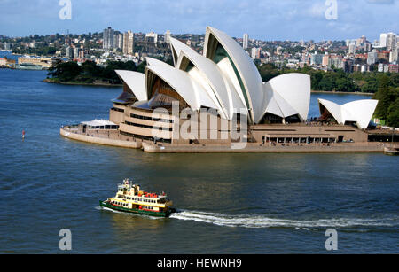 L'Opéra de Sydney est un lieu d'exposition Performing Arts Centre à Sydney, Nouvelle-Galles du Sud, Australie. Situé sur Bennelong Point dans le port de Sydney, à proximité de le Pont du Port de Sydney, l'établissement est adjacent à la Sydney Central Business District et le Royal Botanic Gardens, entre Sydney et la ferme de criques. Conçu par l'architecte danois Jørn Utzon, l'établissement a ouvert officiellement le 20 octobre 1973 après une gestation commençant par Utzon's 1957 sélection en tant que gagnant d'un concours de design international. Le Gouvernement de la Nouvelle-Galles du Sud, dirigée par le premier ministre, Joseph Cahill, le travail autorisé à mendier Banque D'Images