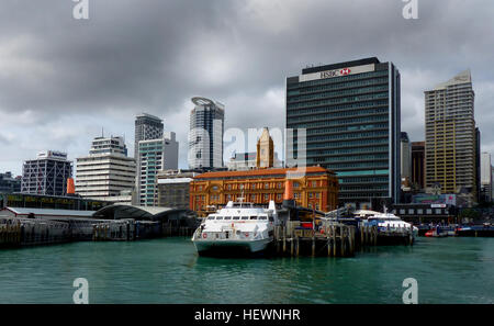 Le Ferry Building est l'un des plus imposants bâtiments de port en Nouvelle-Zélande, et le témoignage de l'importance de l'eau transport à Auckland au début du xxe siècle. Érigée par la Commission du port d'Auckland en 1909-1912, cette structure ouvragée était destiné à être une priorité pour le vaste réseau de ferries qui entrent et sortent de la ville. Maintenant enregistré avec l'Historic Places Trust, il fournit un puissant rappel de l'importance de transport par ferry dans le début du xxe siècle, et le rôle joué par les quais dans la vie sociale et commerciale d'Auckland. L'Auckland Ferry Building est aujourd'hom Banque D'Images