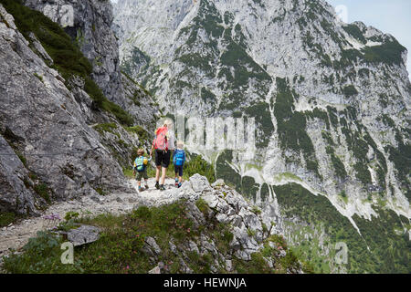 Mère et fils le long de la randonnée, de la montagne Zugspitze, Garmisch-Partenkirchen, Höllental, Bavière, Allemagne