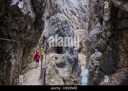 Mère et fils trekking le long cheminement, Höllental, Zugspitze, Garmisch-Partenkirchen, Bavière, Allemagne