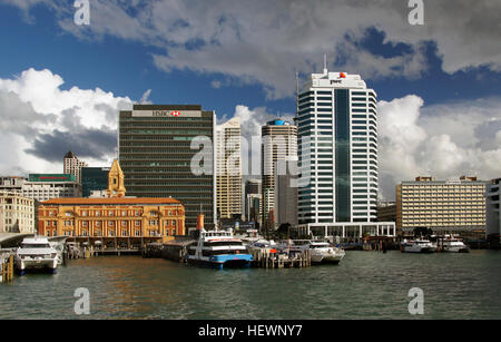 Auckland dans l'île du nord de la Nouvelle-Zélande, est la plus grande et la plus populeuse zone urbaine dans le pays. Auckland a une population de 1 495 000, ce qui constitue 32 pour cent de la population. Il fait partie de l'ensemble de la région d'Auckland (la zone régie par le Conseil d'Auckland-qui comprend également des zones rurales périphériques et les îles de l'Hauraki Gulf, résultant en une population totale de 1 614 300. Auckland a également la plus grande population polynésienne de n'importe quelle ville dans le monde. Banque D'Images