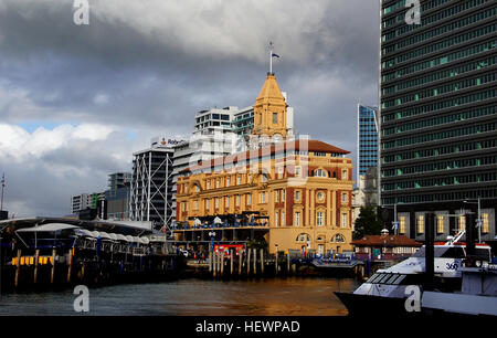 Le Ferry Building est l'un des plus imposants bâtiments de port en Nouvelle-Zélande, et le témoignage de l'importance de l'eau transport à Auckland au début du xxe siècle.&Lt ; érigée par le port d'Auckland Conseil en 1909-1912, cette structure ouvragée était destiné à être une priorité pour le vaste réseau de ferries qui entrent et sortent de la ville. Maintenant enregistré avec l'Historic Places Trust, il fournit un puissant rappel de l'importance de transport par ferry dans le début du xxe siècle, et le rôle joué par les quais dans la vie sociale et commerciale d'Auckland. L'Auckland Ferry Building est maintenant Banque D'Images