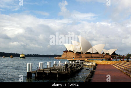 L'Opéra de Sydney est l'un des monuments les plus emblématiques d'Australie, reconnu dans le monde entier pour son design caractéristique semblable à une voile et son importance culturelle dans les arts et les divertissements. Banque D'Images