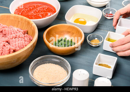 Ingrédients pour les pâtes et boulettes de dinde Harissa Banque D'Images