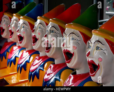 Le rire des clowns sont les plus populaires et attraction parfait pour votre prochain événement allée sideshow. Ce jeu exige de la concentration et de distribution que vous introduisez les balles dans la bouche du clown et tenter d'aligner une score primés comme affiché sur la toile. Quel est le piège ? Essayez d'atteindre l'un des scores alors que le prix de la tête de clown en rotation d'un côté à l'autre ! Banque D'Images