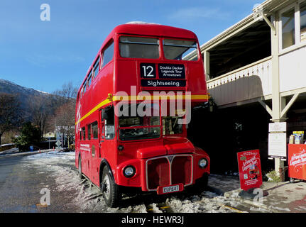 Le Routemaster bus était une icône qui a exécuté à Londres depuis plus de 50 ans. La conception de ce bus était en avance sur son temps et juste pour les conditions de voyage à Londres. Elle a survécu beaucoup plus récente des autobus en raison de sa flexibilité, vitesse et qualité de construction, seulement remplacés sur l'âge et le coût. Cet amusant voyage dans un bus à impériale de Londres historique est la meilleure introduction à l'ancien et le nouveau à Arrowtown. Notre véritable British double-decker bus quitte le centre-ville de Queenstown tous les matins pour vous emmener dans une vue aérienne guidée de la campagne spectaculaire sur le chemin de l'exploitation de l'or Banque D'Images