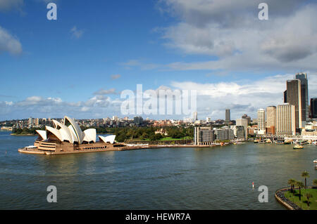 Circular Quay est une plaque tournante majeure de Sydney, offrant des services de ferry, des croisières dans le port et un accès à des sites emblématiques tels que le Sydney Harbour Bridge et l'Opéra. La région abrite également The Rocks, connu pour son importance historique et son atmosphère vibrante. Banque D'Images