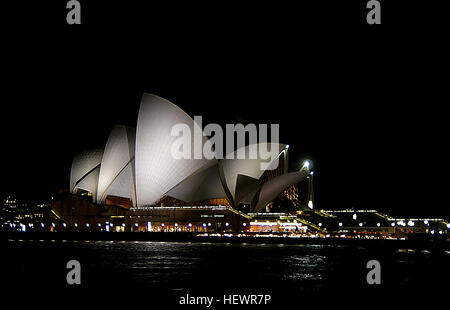 Cette photographie capture l'emblématique Opéra de Sydney, l'un des monuments les plus célèbres d'Australie. Connue pour son architecture unique, la structure est un symbole de l’identité artistique et culturelle de l’Australie. Banque D'Images