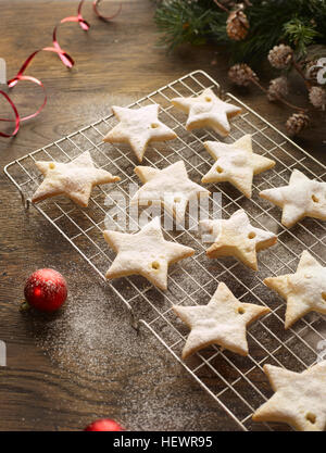 L'étoile de Noël biscuits sur grille de refroidissement Banque D'Images