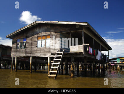 Pour 1300 ans, les gens ont habité le village de l'eau artificiel Kampong Ayer. Depuis ce temps, il a été surnommé la Venise de l'Orient, mais à bien des égards, ses structures en eau sont bizarres dans une ligue de leurs propres hors de comparaison avec la ville italienne classique. Aujourd'hui, Kampong Ayer n'est pas seulement toujours debout, mais il s'épanouit. Plus de 30 000 personnes vivent dans la ville, ce qui porte le total de la population à 10  % de l'ensemble du pays de Brunei. Bien qu'il soit classé comme un village, c'est en fait un groupe de 42 petits villages, reliés par 18 kilomètres de passerelles. Bien que l'interface utilisateur Banque D'Images