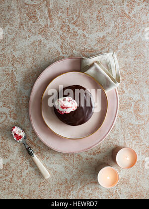 Le pouding au chocolat avec noix de crème Banque D'Images
