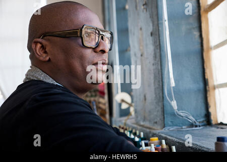 Portrait of man wearing glasses looking away Banque D'Images