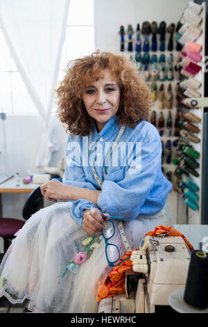 Portrait de femme à l'atelier d'looking at camera Banque D'Images