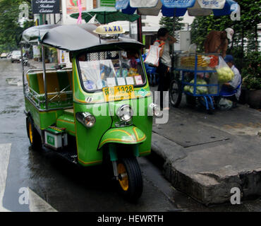 Auto-pousse sont un moyen de transport public dans de nombreux pays dans le monde. Aussi connu comme un trois-roues, samosa, tempo, tuk-tuk, cyclo, auto, vélo-taxi, autorick, Bajaj, Rick, tricycle, mototaxi, lapa ou baby taxi dans le langage populaire, un auto rickshaw est un trois-roues habituellement cycle cabine pour usage privé et comme véhicule de location. Il s'agit d'une version motorisée de la traditionnelle ou de pousse-pousse pousse-pousse tiré du cycle. Pousse-pousse automatique sont une forme essentielle de transport urbain dans de nombreux pays en développement, et une forme de nouveauté transports dans de nombreux pays de l'Est. Banque D'Images