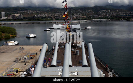 Pesant plus de 58 000 tonnes et mesurant un peu moins de 900 pieds de la proue à la poupe, l'USS Missouri est une immense, awe-inspiring béhémoth d'un navire. Une véritable force à compter avec dans son premier, aujourd'hui, le pacifique est maintenant géant silencieux garde sur Pearl Harbor. Le "Mighty Mo" était le dernier cuirassé américain jamais construit et le dernier à être mis hors service. La capitulation des Japonais sur le pont du Missouri a la seconde guerre mondiale à une fin et reste l'un des plus impressionnants met en lumière dans son illustre, 50 ans de carrière, s'étendant sur trois guerres et trois générations d'Ameri Banque D'Images