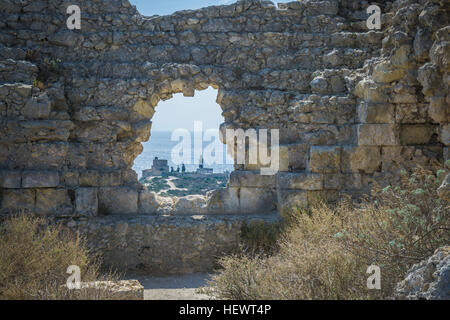 Vue du phare par le trou dans le mur de pierre, Cagliari, Sardaigne, Italie, Masua Banque D'Images