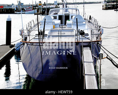 Cette image montre un yacht de luxe amarré dans le port du viaduc d'Auckland, en Nouvelle-Zélande, une destination populaire pour les yachts et bateaux haut de gamme. Le port est connu pour ses équipements modernes et ses vues pittoresques. Banque D'Images