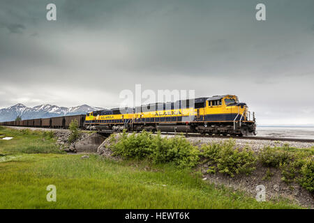 Train de marchandises, le béluga Point Lookout, l'autoroute de Seward, Alaska, USA Banque D'Images