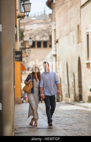 Couple walking on street, Palma de Mallorca, Espagne Banque D'Images