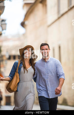 Couple walking on street, Palma de Mallorca, Espagne