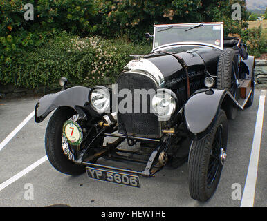 En 12 ans, Bentley est devenue une des marques britanniques les plus révérés par l'intermédiaire de son perfectionnement technique des voitures et dossier enviable dans les courses de longue distance, y compris gagner les 24 heures du Mans à cinq reprises. Conçu par Walter Owen Bentley et ses collègues, le 3 litres a été l'ancêtre de la 4,5-, 6,5- et 8-Litre Bentleys. Le 3-Litre combiné plusieurs faits nouveaux qui n'a pas encore été vue en cours de route voitures, y compris un arbre à cames en tête au volant de quatre soupapes par cylindre, la première utilisation de l'aluminium pistons dans un moteur d'automobile, la demande refoulée dans les chambres de combustion à double toit, magnéto igni Banque D'Images