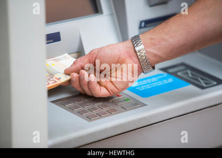 L'homme du retrait d'argent à partir de la cash machine Banque D'Images