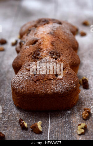 Un gâteau de fruit et quelques châtaignes sur une table en bois rustique Banque D'Images